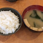 Sumibiyaki Suteki Kuroushi - 御膳セットの白飯と味噌汁
                        普段の味噌汁は胡麻感？胡麻油感？があり
                        あんまり好きでなかったんだけど
                        この日のはそう言うの皆無で美味かった！