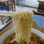 支那そば 熊文 - スープが良く絡みます♪