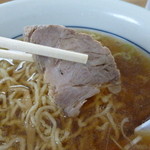 支那そば 熊文 - 食べかけじゃないですよ（；^ω^）小さめのチャーシュー