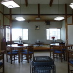 支那そば 熊文 - テーブル席７卓　座敷３卓