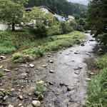 山楽 - 前を流れる清流