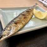 Icchou - 「日替り焼き魚定食」の秋刀魚のアップ（食べる前）…