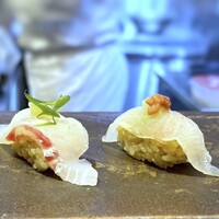 割烹鮨 華あざ - ◆鯛と鮃（酒盗のせ）