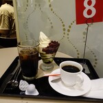カフェ・クレバー - ホットコーヒー、抹茶あずきパフェとアイスコーヒー
