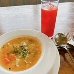 シシリー - ランチセットのスープ。カボチャや人参などの野菜やインゲン豆などがたっぷり。