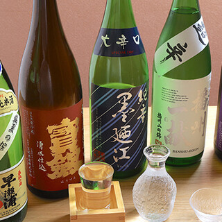 来るたびに様々な日本酒が楽しめる。東北から九州の銘柄まで