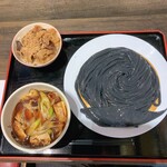 Jikasei Udon Udokichi - 肉汁うどん 竹炭ブラック麺 並1,050円、ミニ肉椎茸丼 380円（いずれも税込）