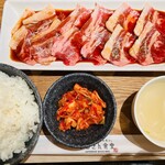 たれ焼肉、塩ホルモン。まるきん食堂 - 