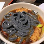 Jikasei Udon Udokichi - 肉汁に竹炭ブラック麺を入れたところ