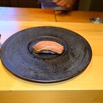 奴寿司 - まぐろ（炙り後漬け）