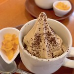 カフェ 美鈴 - ソフトクリーム600円コーヒーパウダーをガリガリ噛みながら食べる