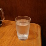 Tsurukame Shokudou - 管理がしっかりしているコップで、冷たいお水が提供されます。