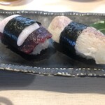 Koganezushi - ミンク鯨の握り単品　300×2=600円税込　さえずりはとろける舌触り、まるでゼラチン！これは絶品です！　