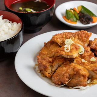 大盛況のランチで台湾ラーメンや定食をお腹いっぱい楽しもう！