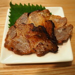 Ichijuu Issai - 味噌チャーシュー、特製の味噌だれに3日漬け込みオーブンで焼き上げました。軽く炙ってお出しします。