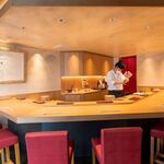 銀座 鮨 いな田 - 広々としたカウンターでお召し上がりください