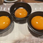 居食屋 渡美 - 黄身をつぶしてつくねにつけて。