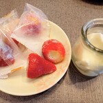 にぎりの徳兵衛 - 練乳いちご　杏仁豆腐