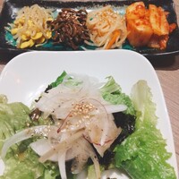 近江うし焼肉 にくTATSU 渋谷店 - キムチ・ナムルセット…量もちょうどいい
                      サラダ…シンプルなサラダ