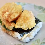 ごちそう焼むすび おにまる - 香味だれ海老天むす