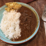 The KARI - とても良いスパイシーな香りに包まれた店内は薄〜く
                        冷房が効いてるけれども、カレーを食べ始めたら汗が噴き出て代謝MAX状態に…クーー！！！