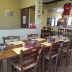 La Magica - 北側のテーブル席と釜の焼く作業が望めるカウンター席（人気あるみたい）このテーブル席はこの日は9名のグループ予約席で写真撮って1分後には着席される