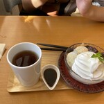 どら焼 よしだや - よしだやパフェ(お団子と抹茶くず餅・ソフトクリーム)       ほうじ茶付なのが素晴らしい！