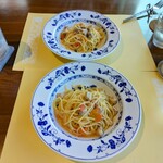 La Magica - 白身魚とフレッシュトマトのパスタ　ご主人自ら一人前のパスタを　二枚の皿でお持ちいただきました。魚が豊富で美味しかったです。量も満足。