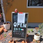 La Magica - オープン開店ボード　と　上に予約にて本日満員御礼の張り紙