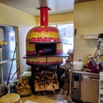 La Magica - ピザ釜　表からも見えていて、いい感じです。薪もいっぱい。「写真撮っていいですか」に、ご主人も奥様も「どうぞ、どうぞ、どうぞ」たくさんの食通さんが再訪確実と言うはずです。