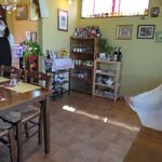 La Magica - 入り口側のテーブル席　この日はすぐにマダム三人組が着席される。