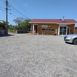 La Magica - 店舗全景と駐車場全景と一番客到着の我が家の車　車の鼻のあたりの窓がPic.15とPic.10のピザ釜　　　　　　　　　　　　　　　　駐めやすいし出やすい　　旧10号線までが狭いので用心。