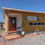 La Magica - 入り口と店名のプレートボード　　　　　　一番客の証のクローズドのボード