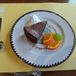 La Magica - 女房選択のデザート　トルタカプレーダー（イタリアのカプリ島のチョコレートケーキ）で、小麦粉は一切使わず、アーモンドの粉が入っていて、少しもらったけど、とても美味しかった。