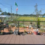 La Magica - 店内西側の田園風景とイタリア風中庭とイタリア国旗　遠くに10号線の車　いい雰囲気が醸し出されています。