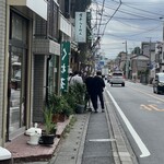 Niboshi Ramen Kawamura - お店遠観。このぐらいの行列なら10分ちょいで入れる。