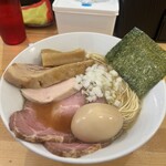 煮干らーめん 川むら - 煮干ラーメン（正油）特製トッピング。ちょっと、普通の特製とは思えないんですが、このトッピングしたの初なので何がデフォルトで何がサービスなのか判断つかず…