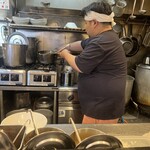 煮干らーめん 川むら - テボザルは４つ。なので、一度に4杯分を作っていく。間に和え玉もオーダーが来るので、大将の手が休まる事は稀。