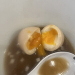 煮干らーめん 川むら - 味玉。ピントがバグってるが味は極上。