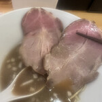 煮干らーめん 川むら - 巨大なレアチャーシューが2枚。デフォルトで2枚なのか、この辺が怪しいと感じた…