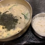 赤坂韓国料理・焼肉 兄夫食堂 - 餃子スープ ランチ。大きめお椀で具だくさん満足