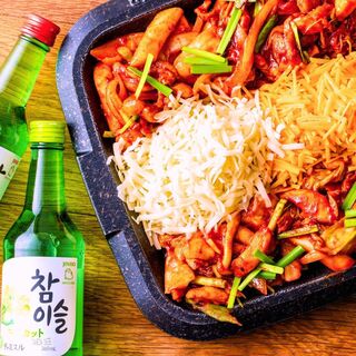 Experience the charm of Korean Cuisine to the fullest in Shin-Okubo with melty cheese dakgalbi!