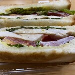 SANDO - ローストチキンサンド
            大葉がサッパリ感を出してくれています