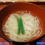 Teuchi Soba Koyori - .....五品目.....削りたてのかつお節と昆布の出汁の温かいお蕎麦.....塩で調えてある.....