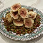 田中圭英 - 無花果の白玉粉揚げ 豚バラ・発酵唐辛子・ニンニクの芽のソース