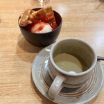 喜久水庵 - ほぼ飲んじゃった抹茶コーヒーはうまかった(^-^)あと日替わりサービスのカップルで来店すると貰えるスイーツ→いちごソース掛けワッフルとバニラアイス♡