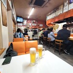 ギョウザとやきとりの又兵衛 - 店内。先輩さまはトイレへ（笑）