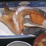 魚料理 芝文 - 鮭かま、かまが二切れ、一切れは、上の切身に隠れています。