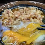 峠の蕎麦 - 生玉子を割り崩し