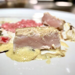 キャトルラパン - メカジキのソテーと鮑の低温調理 メカジキのソテー 断面